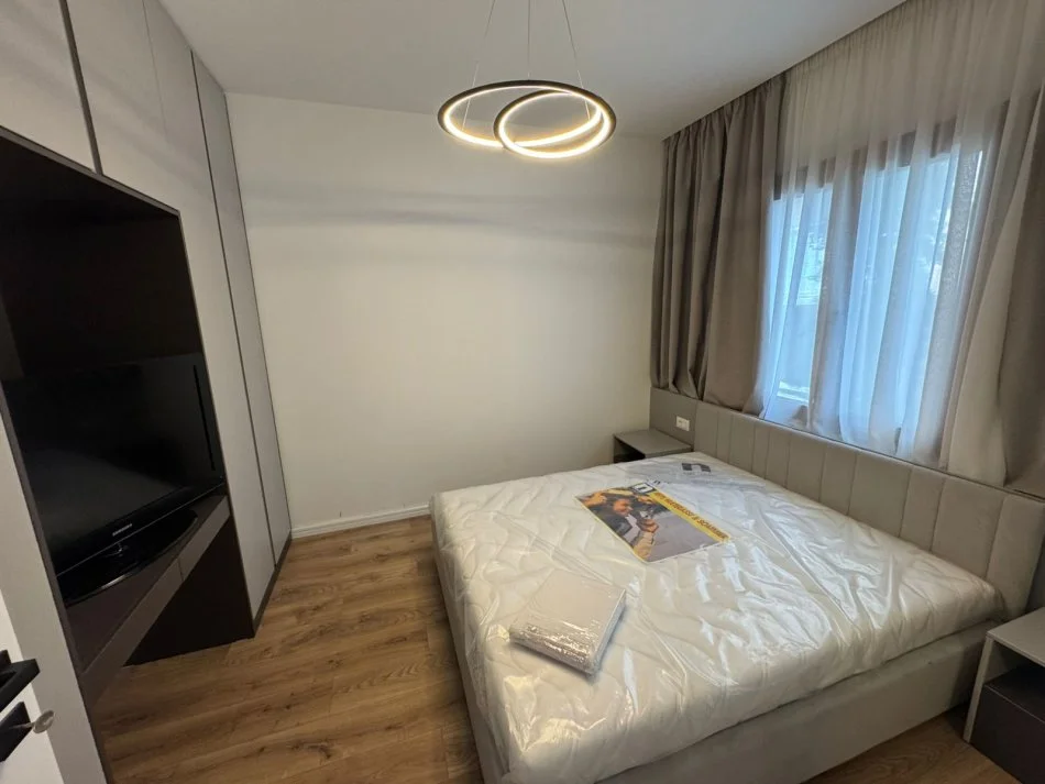 Super Apartament 2+1 me qera tek Komuna e Parisit/ Kristal center (600 euro)