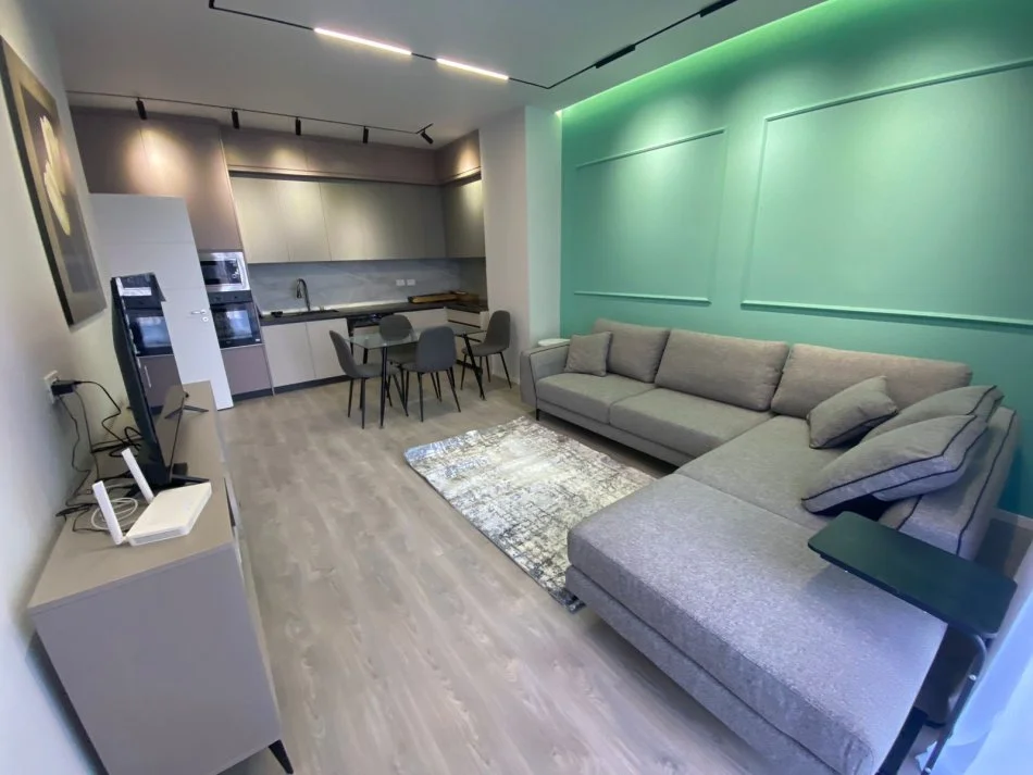 Super apartament me qera tek Fusha e Aviacionit (750 Euro)