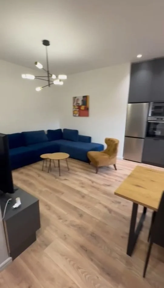Super apartament 2+1+parkim me qera tek Komuna e Parisit (700 Euro)