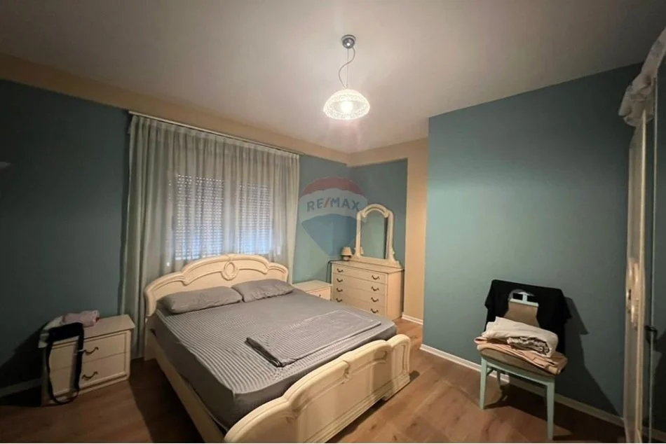 Tirane, jepet me qera apartament 1+1 Kati 3, 90 m² 700 €
