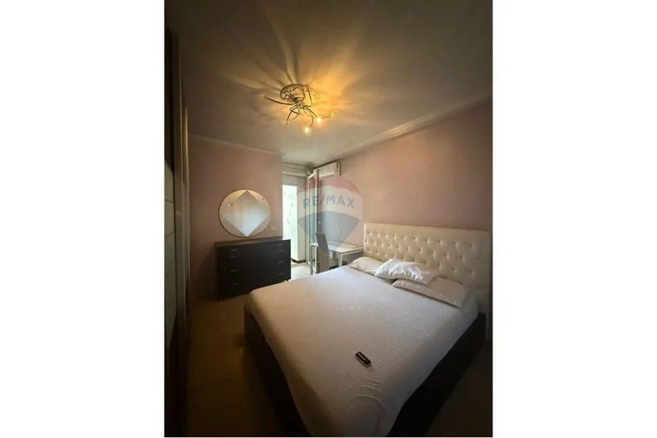 Tirane, jepet me qera apartament 2+1+Aneks+Ballkon Kati 3, 80 m² 850 € (ish Ekspozita)