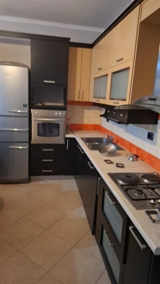 Tirane, jepet me qera apartament 2+1+Ballkon Kati 3, 106 m² 700 € (SELVIA)