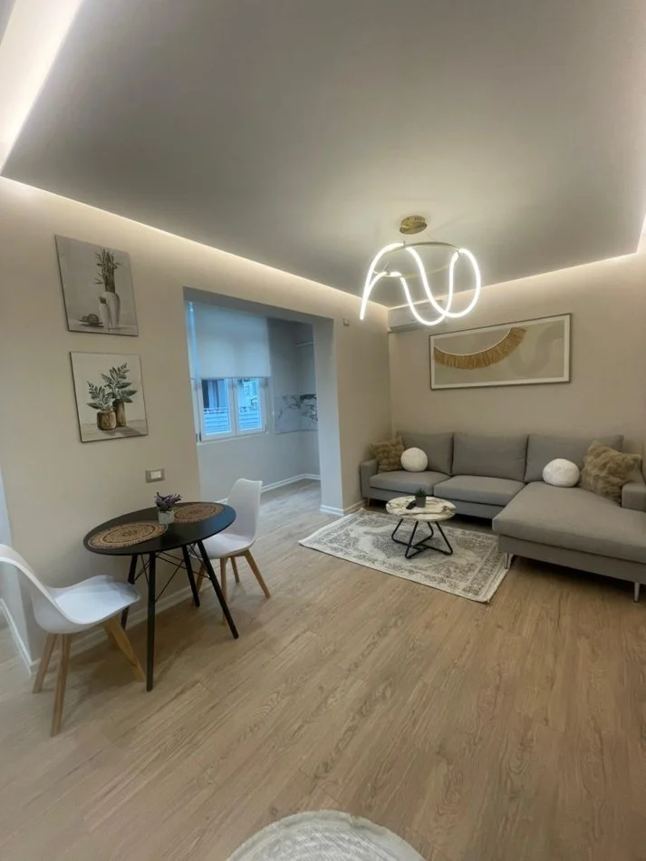 Tirane, shitet apartament 2+1+Ballkon Kati 5, 90 m² 235.000 € (RRUGA E BARRIKADAVE)