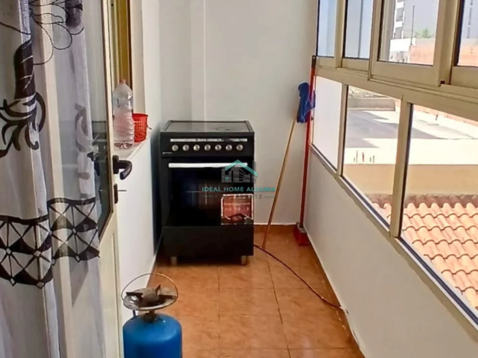 Vlore, jepet me qera apartament 2+1+Ballkon Kati 2, 100 m² 400 € (rruga e cipajve, vlore)