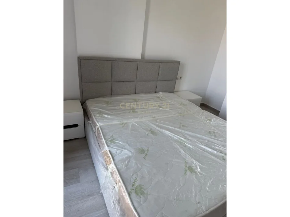 Tirane, jepet me qera apartament duplex 2+1 Kati 2, 70 m² 640 € (Bulevardi i Ri)