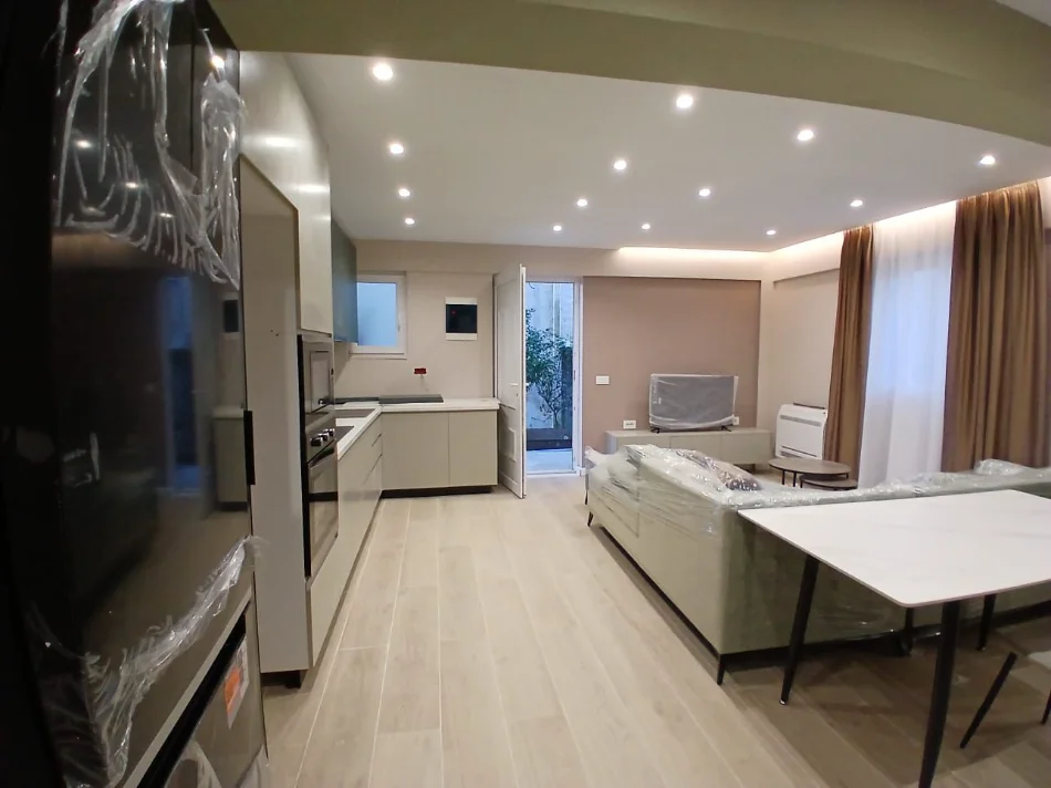 Tirane, jepet me qera apartament 1+1+Ballkon Kati 1, 70 m² 450 € 