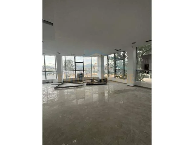Tirane, jepet me qera ambjent biznesi Kati 1, 88 m² 800 Euro (Teodor Keko)