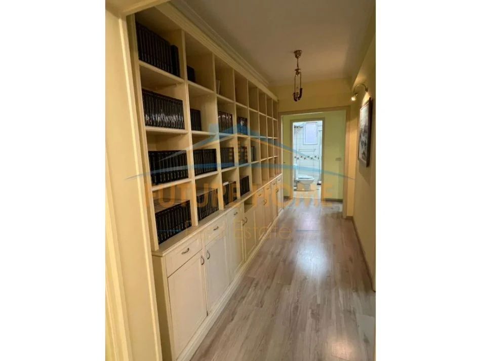 Tirane, jepet me qera apartament 2+1+Aneks+Ballkon Kati 4, 114 m² 1.000 € (BULEVARDI ZOGI I PARE)