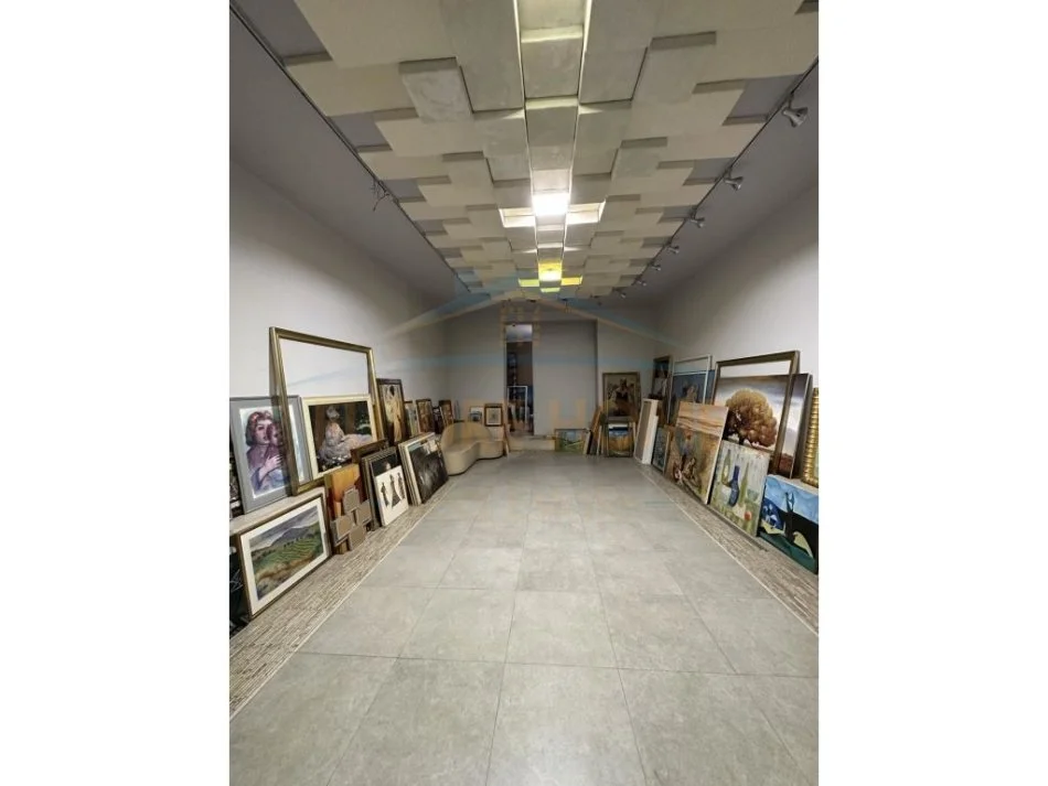 Shitet. Ambient Biznesi, Rruga Hoxha Tahsim, Tiranë. UNA32005