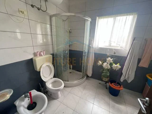 Durres, shitet Vile 3+1 Kati 0, 653 m² 210.000 Euro (Shkozet)