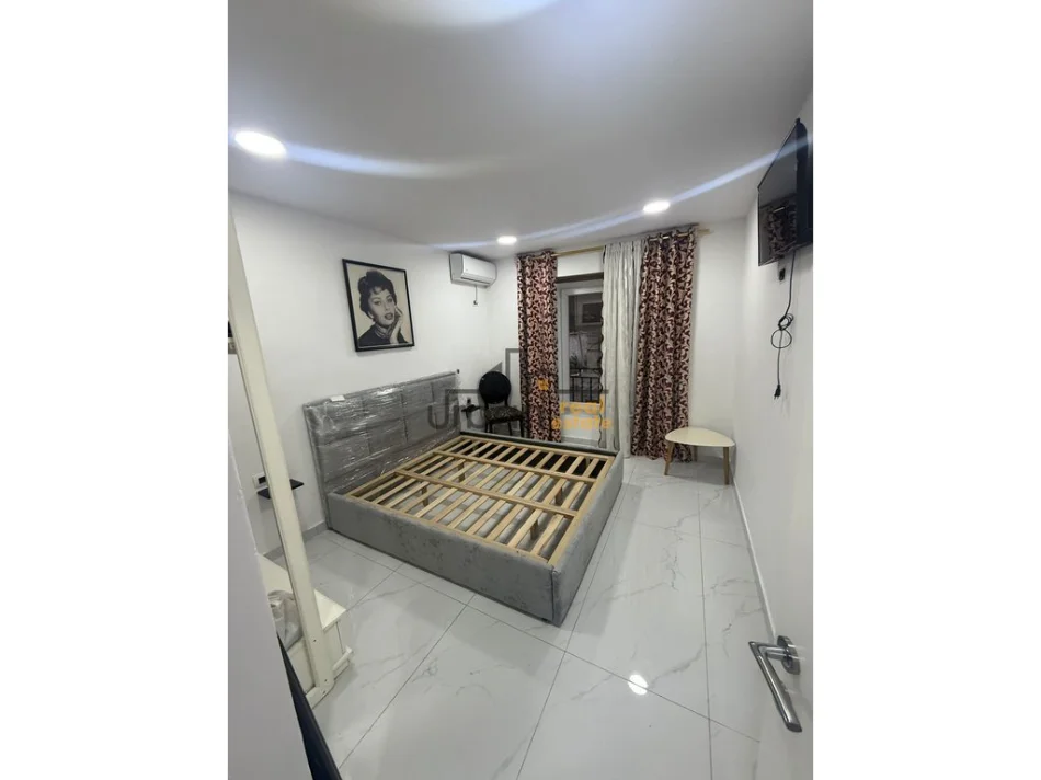 Tirane, jepet me qera apartament 1+1+Aneks Kati 1, 60 m² 450 € (Rruga e barrikadave)