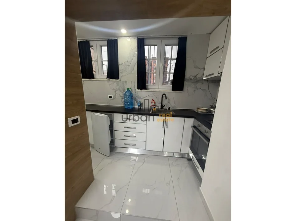 Tirane, jepet me qera apartament 1+1+Aneks Kati 1, 60 m² 450 € (Rruga e barrikadave)