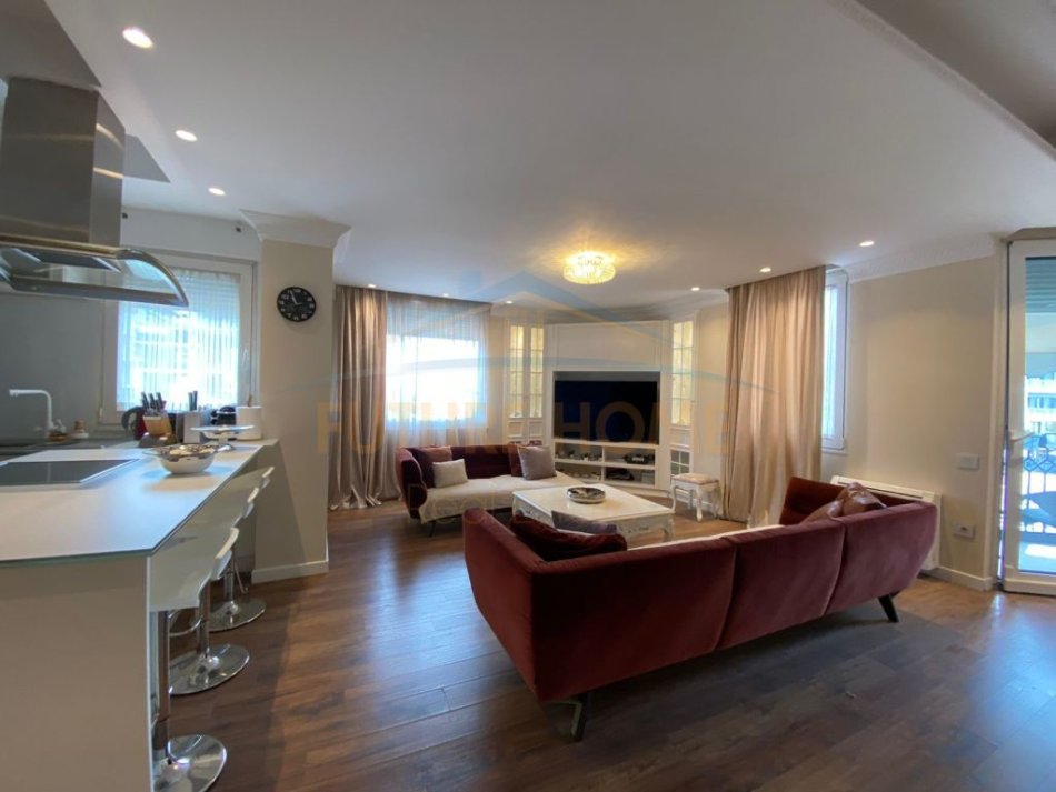 Tirane, shitet apartament duplex 2+1+Ballkon Kati 5, 187 m² 561.000 € (qender)