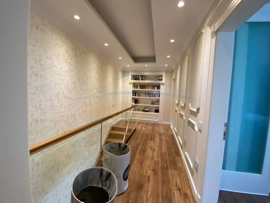 Tirane, shitet apartament duplex 2+1+Ballkon Kati 5, 187 m² 561.000 € (qender)