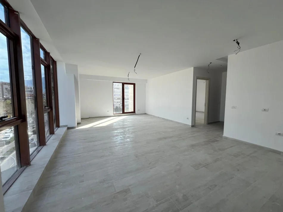 Tirane, jepet me qera apartament 2+1 Kati 4, 2.800 € (Rruga e Kavajes)