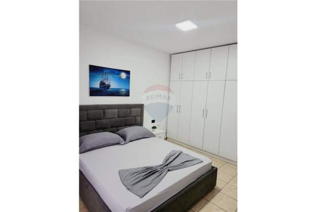 Tirane, jepet me qera apartament 1+1+BLK Kati 2, 70 m² 400 Euro (Shkolla Kuqe)