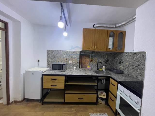 Tirane, jepet me qera apartament 1+1 Kati 1, 85 m² 550 Euro