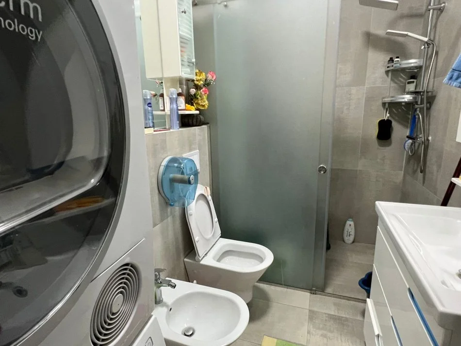 Tirane, shes apartament 1+1+Ballkon Kati 5, 75 m² 145.000 € (rruga kongresi i manastirit)