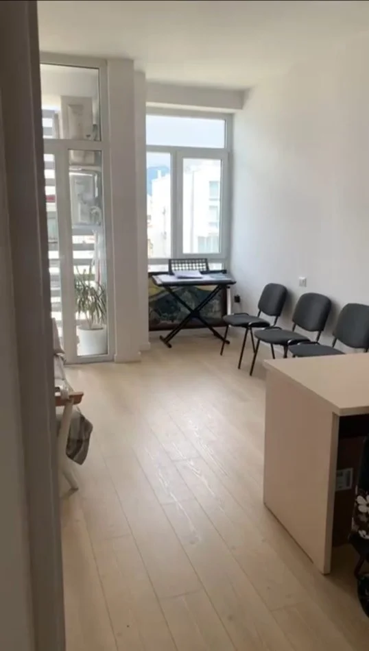 Zyre me qera tek Kika 2/ Komuna e Parisit (500 euro)