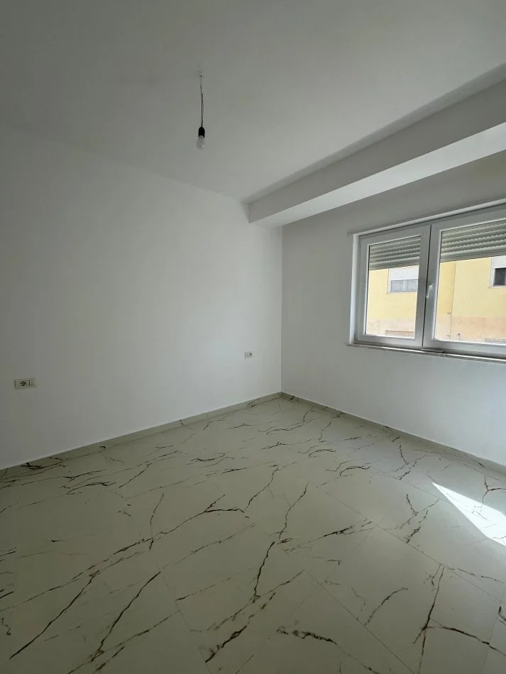 Tirane, jepet me qera apartament 2+1+Aneks+Ballkon Kati 3, 90 m² 850 € (qender)