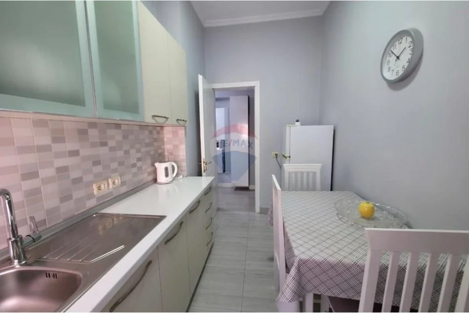 Tirane, jepet me qera apartament 1+1+Aneks Kati 3, 63 m² 700 € (Bulevardi Zogu i I)