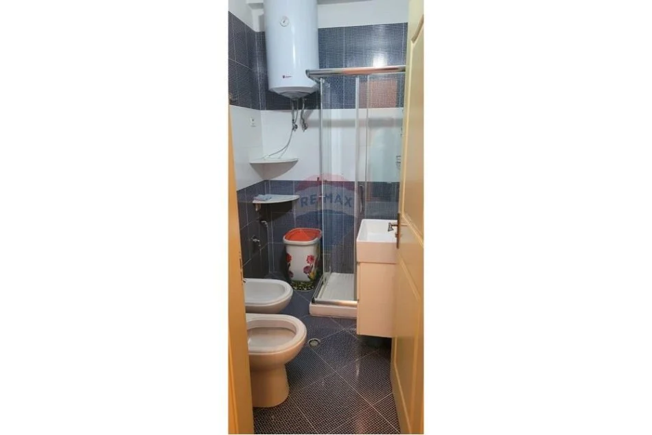 Tirane, jepet me qera apartament 2+1+Aneks+Ballkon Kati 3, 80 m² 850 € (ish Ekspozita)