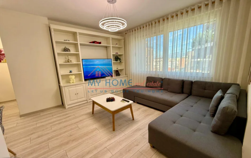 Tirane, jepet me qera apartament 1+1+Ballkon Kati 8, 800 € (Rruga e Kosovarve)