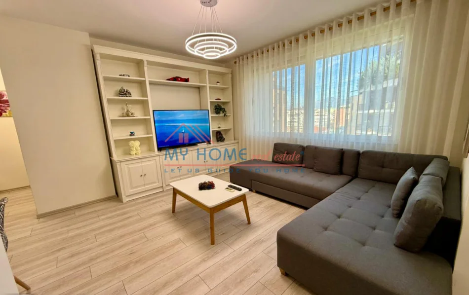 Tirane, jepet me qera apartament 1+1+Ballkon Kati 8, 70 m² 900 € (Rruga e Kosovareve)
