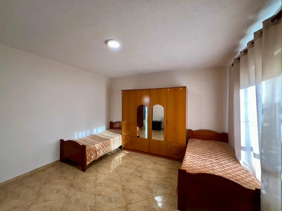 Tirane, jepet me qera apartament 1+1+Ballkon Kati 1, 70 m² 300 € (Rruga Pjeter Budi)