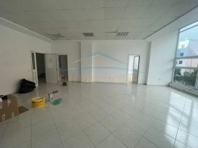 Durres, jepet me qera ambjent biznesi Kati 1, 560 m² 1.500 Euro (spitali)