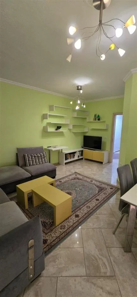 Tirane, jepet me qera apartament 1+1 Kati 3, 65 m² 600 € (Ish Ambasada Jugosllave)