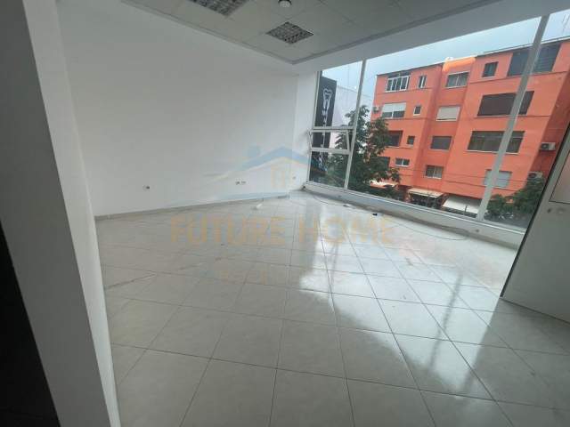 Durres, jepet me qera ambjent biznesi Kati 1, 575 m² 1.500 Euro (Spitali Durres)