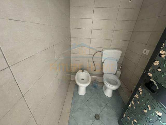 Durres, jepet me qera ambjent biznesi Kati 1, 572 m² 1.500 Euro (Spitali, Durres)