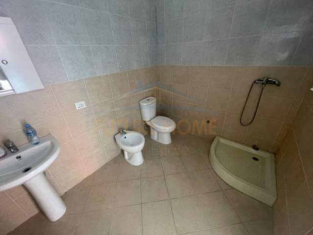 Durres, jepet me qera ambjent biznesi Kati 1, 572 m² 1.500 Euro (Spitali, Durres)