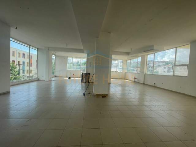 Durres, jepet me qera ambjent biznesi Kati 1, 575 m² 1.500 Euro (Spitali Durres)