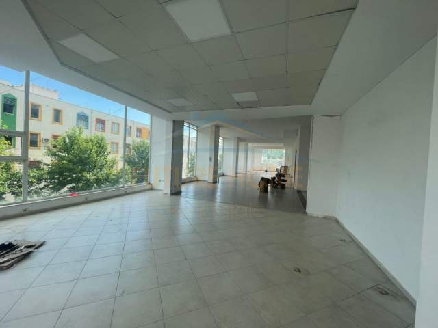 Durres, jepet me qera ambjent biznesi Kati 1, 572 m² 1.500 Euro (Spitali, Durres)