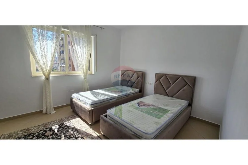 Tirane, jepet me qera apartament 2+1+Aneks+Ballkon , 119 m² 800 € (Kompleksi Panorama)