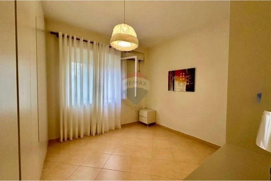 Tirane, jepet me qera apartament 3+1+Aneks+Ballkon Kati 2, 126 m² 750 € (Rruga Peti)
