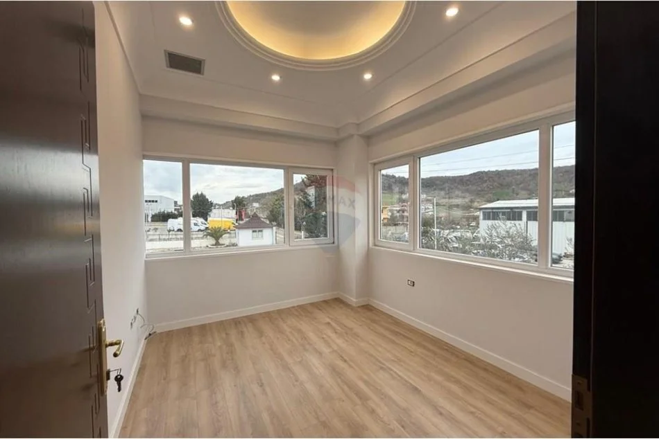 Tirane, jepet me qera ambjent biznesi Kati 0, 1.000 m² 3.500 € (Prrush prane kombinatit)