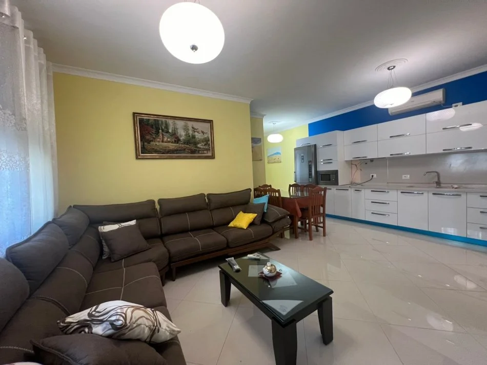 Tirane, jepet me qera apartament 2+1 Kati 4, 120 m² 600 € 