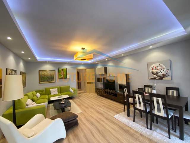 Tirane, jepet me qera apartament 2+1 Kati 13, 122 m² 800 Euro (Ekspozita)