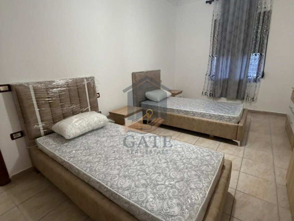 Durres, jepet me qera apartament 2+1+Ballkon Kati 2, 98 m² 400 € (Ish Rajoni)