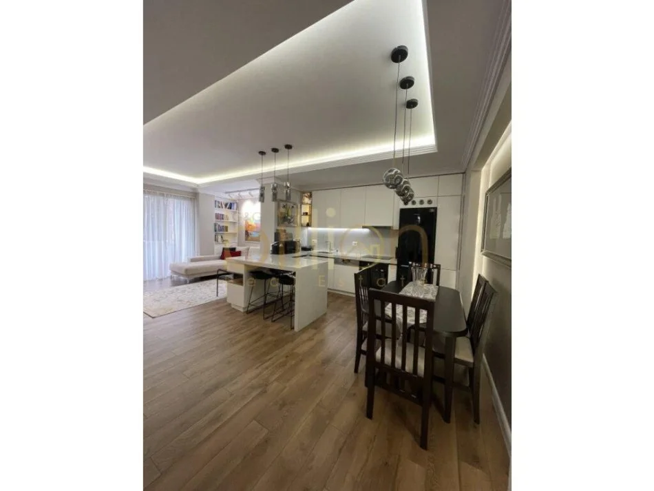 Tirane, jepet me qera apartament 2+1 Kati 7, 83 m² 750 € (Xhamllik)