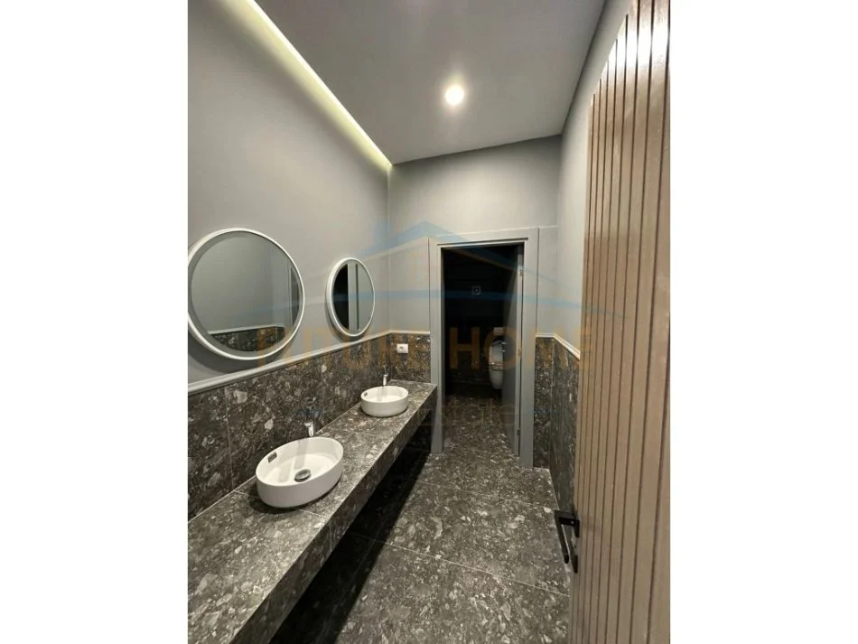 Tirane, jepet me qera magazine Kati 0, 4.542 m² 30.000 € 