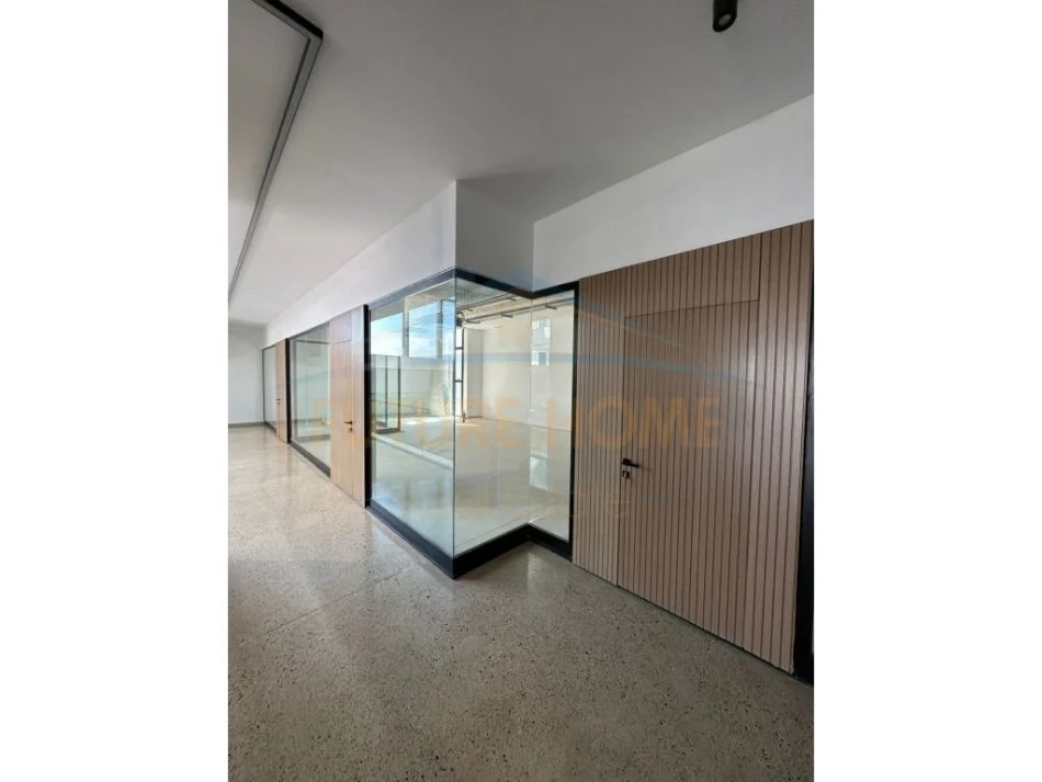 Tirane, jepet me qera magazine Kati 0, 4.542 m² 30.000 € 