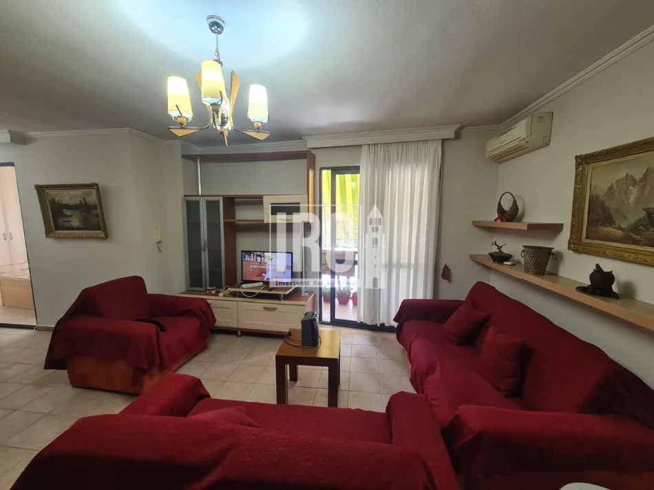Tirane, jepet me qera apartament 1+1+Aneks+Ballkon Kati 6, 450 € (rruga 5 maji)