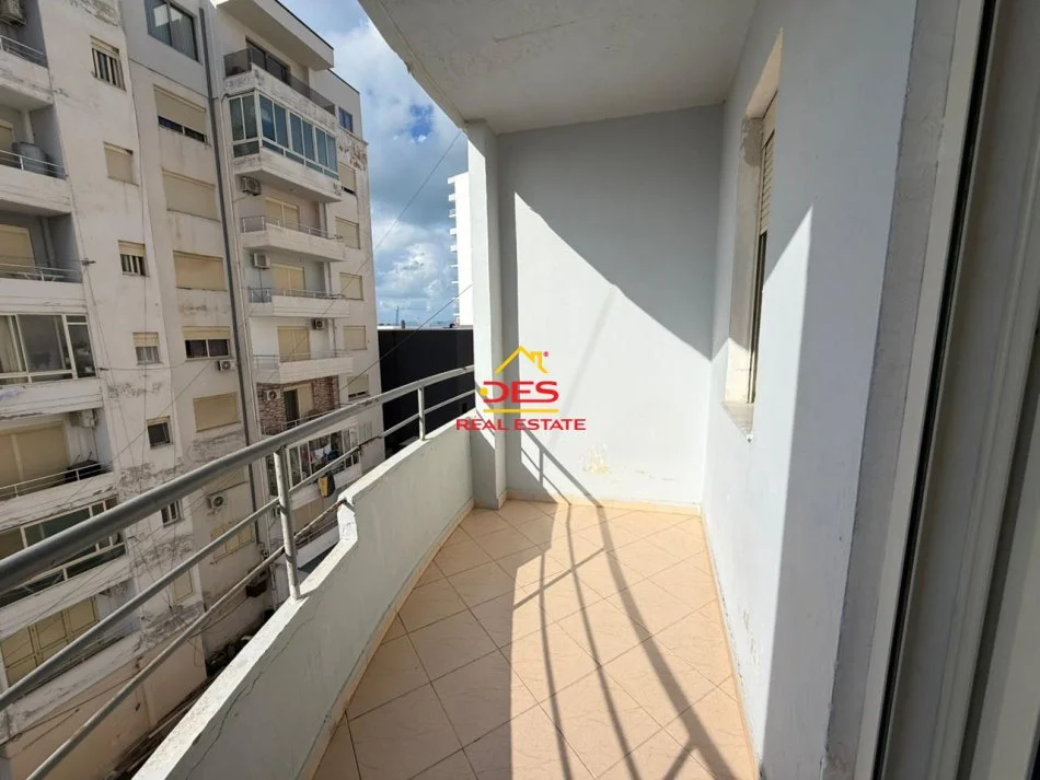 Vlore, jepet me qera apartament 1+1+Ballkon Kati 4, 70 m² 350 € (Lungomare)