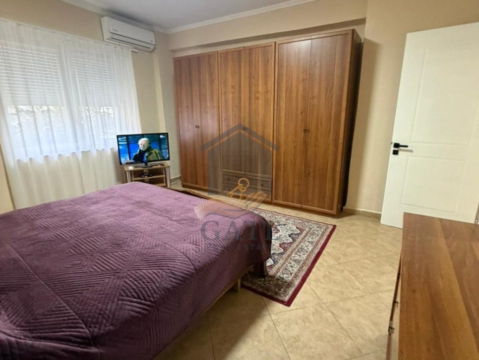 Durres, jepet me qera apartament 2+1+Ballkon Kati 2, 95 m² 500 € (Gjykata)