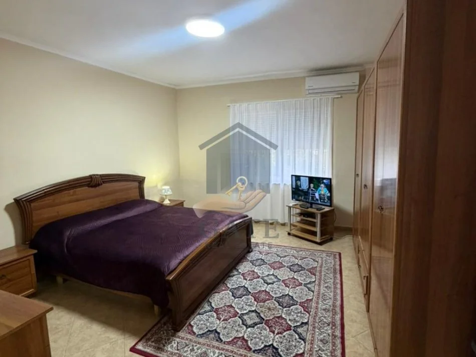 Durres, jepet me qera apartament 2+1+Ballkon Kati 2, 95 m² 500 € (Gjykata)