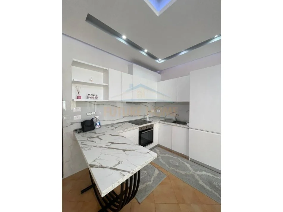 Tirane, jepet me qera apartament 1+1+Ballkon Kati 4, 78 m² 500 € (Liqeni i Thate)